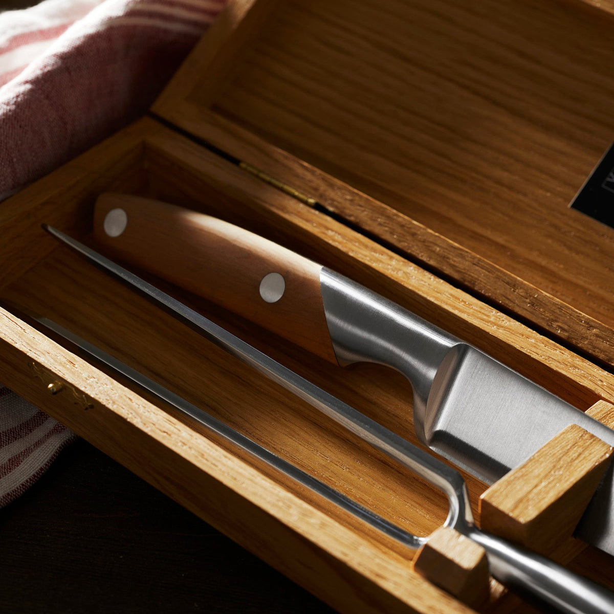 A Goyon-Chazeau Juniper Wood Carving Set with Le Thiers blades and Goyon-Chazeau craftsmanship, neatly stored in a wooden box.