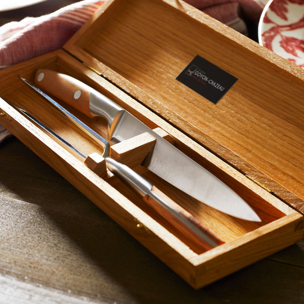 A Goyon-Chazeau Juniper Wood Carving Set knife in a wooden box.
